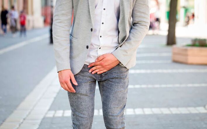 Muž se obává nepříjemných příznaků prostatitidy