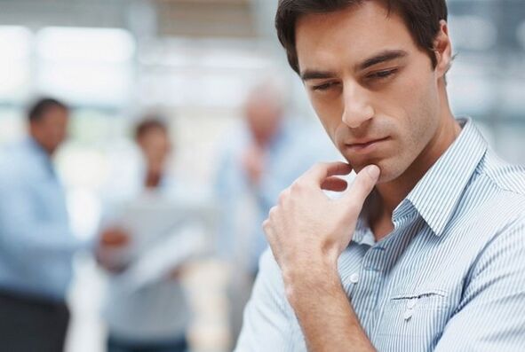 muž přemýšlí o léčbě bakteriální prostatitidy