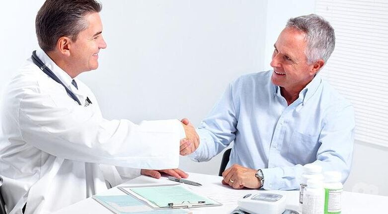 Urolog předepisuje muži účinný průběh léčby prostatitidy