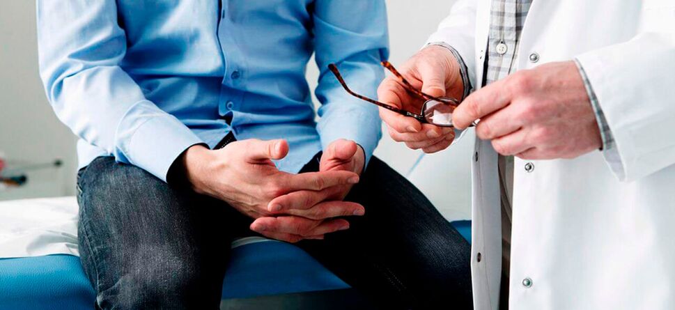 Muž s příznaky prostatitidy by měl léčbu konzultovat s urologem. 